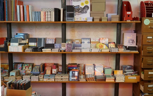 Schreibwaren Regal Papeterie Kreuzberg in Berlin